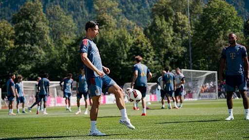 Hiroki Ito spielt einen Ball im Training des FC Bayern