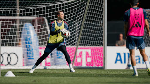Manuel Neuer wirft einen Ball im Training des FC Bayern ab