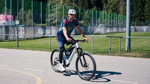 Sven Ulreich fährt mit dem Fahrrad zum Training des FC Bayern