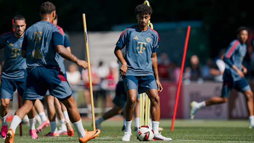 Nathaniel Brown spielt einen Pass im Training des FC Bayern