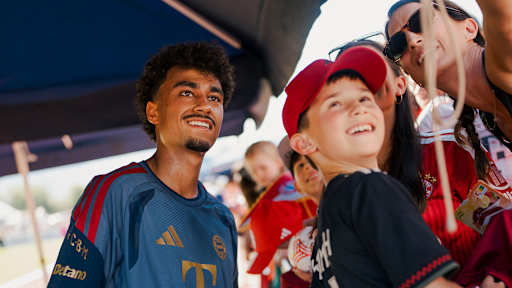 Nathaniel Brown macht ein Foto mit einem FC Bayern-Fan