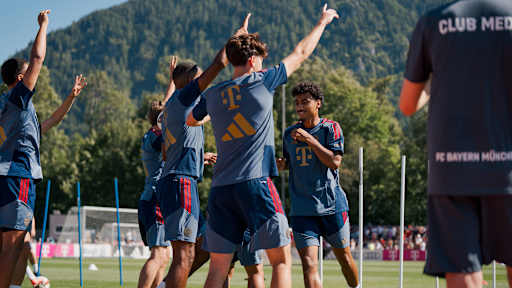 Spieler des FC Bayern jubeln im Training