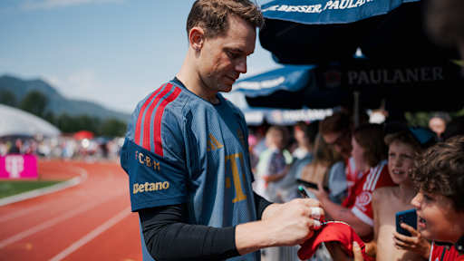 Manuel Neuer chreibt Autogramme im öffentlichen Training während des Trainingslager des FC Bayern am Tegernsee