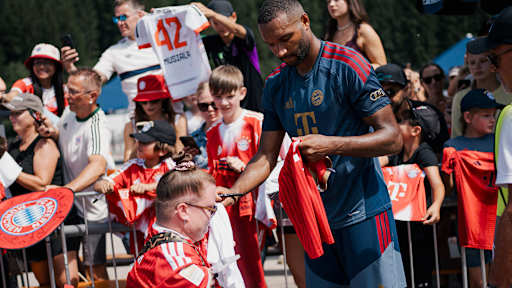 Jonathan Tah schreibt Autogramme im öffentlichen Training während des Trainingslager des FC Bayern am Tegernsee