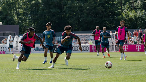 Nathaniel Brown im Kampf um den Ball im öffentlichen Training während des Trainingslager des FC Bayern am Tegernsee