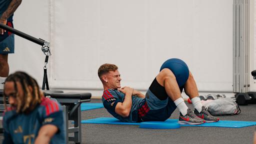 Joshua Kimmich bei Kraftübungen im Fitnesszelt im öffentlichen Training während des Trainingslager des FC Bayern am Tegernsee