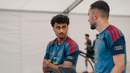 Nathaniel Brown im Gespräch mit Arijon Ibrahimovic im öffentlichen Training während des Trainingslager des FC Bayern am Tegernsee