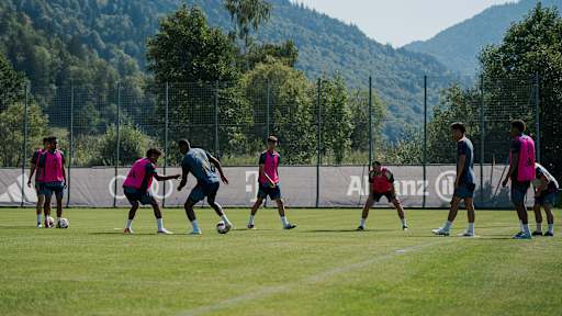 Einheit der Defensivspieler im öffentlichen Training während des Trainingslager des FC Bayern am Tegernsee
