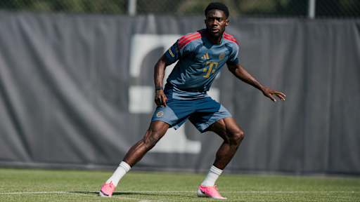 Alphonso Davies im öffentlichen Training während des Trainingslager des FC Bayern am Tegernsee