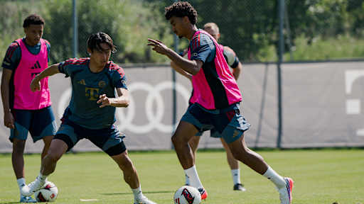 nathaniel Brown am Ball im öffentlichen Training während des Trainingslager des FC Bayern am Tegernsee