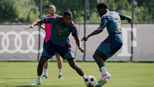 Jonathan Tah im Zweikampf mit Alphonso Davies im Trainingslager des FC Bayern am Tegernsee