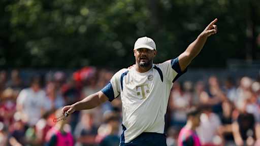 Vinent Kompany gibt Anweisungen im öffentlichen Training während des Trainingslager des FC Bayern am Tegernsee