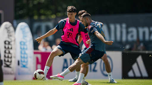 Arijon Ibrahimovic beim Torschuss im öffentlichen Training während des Trainingslager des FC Bayern am Tegernsee