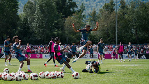 Cassiano Kiala springt über den herauseilenden Svenulreich im öffentlichen Training während des Trainingslager des FC Bayern am Tegernsee