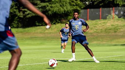 Allen Junior Lambe passt den Ball im Training.