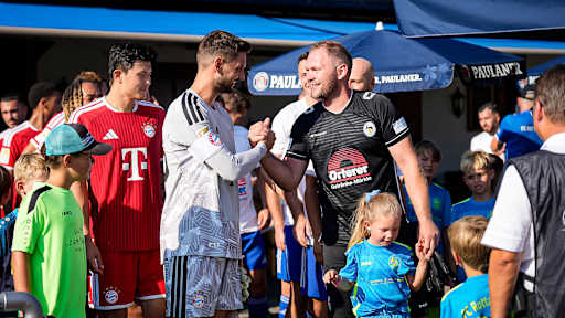 Spielszene aus dem Trainingsspiel des FC Bayern beim FC Rottach Egern in der Sommervorbereitung 2026/27 am Tegernsee