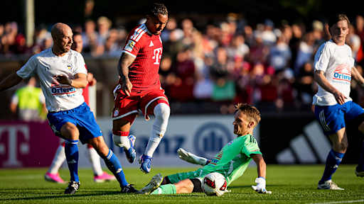 Spielszene aus dem Trainingsspiel des FC Bayern beim FC Rottach Egern in der Sommervorbereitung 2026/27 am Tegernsee