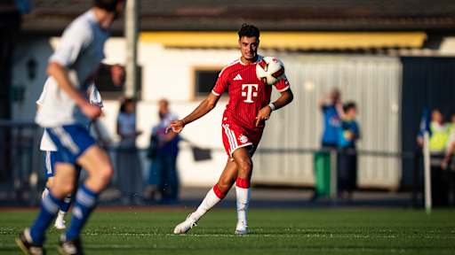 Aleksandar Pavlovic spielt einen Pass im Spiel gegen Rottach-Egern