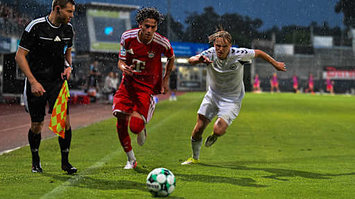 Adam El-Chaar im Zweikampf um den Ball mit seinem Gegenspieler