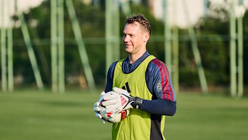 Manuel Neuer hält einen Ball in den Händen