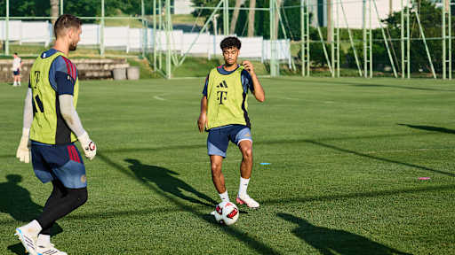 Nathaniel Brown spielt einen Pass im Training des FC Bayern