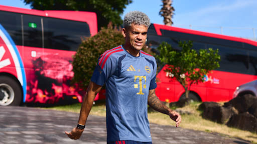 Luis Diaz lächelt bei der Ankunft zum Training auf Jeju