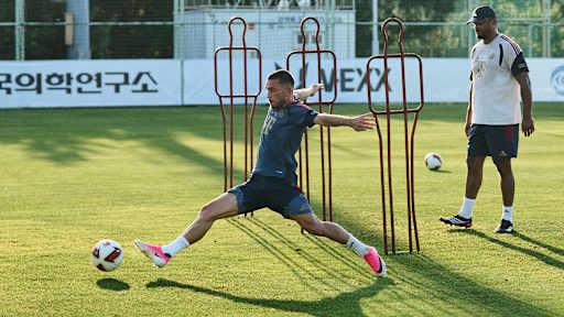 Arijon Ibrahimovic springt nach einem Ball im Training des FC Bayern