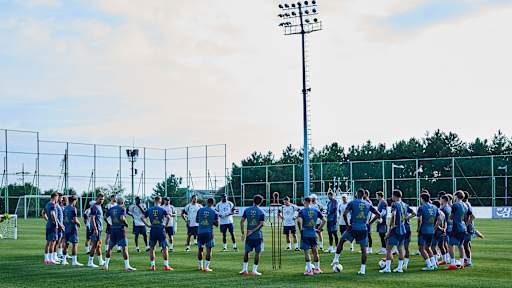 Spieler des FC Bayern bilden einen Kreis auf dem Trainingsplatz