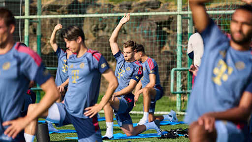 Josip Stanisic dehnt sich im Training des FC Bayern