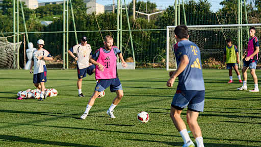Konrad Laimer spielt einen Pass im Training des FC Bayern