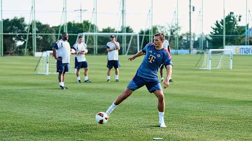 Joao Palhinha stoppt einen Ball im Training des FC Bayern