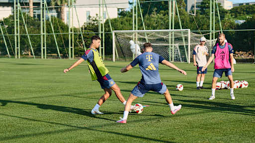 Aleksandar Pavlovic spielt einen Pass im Training des FC Bayern