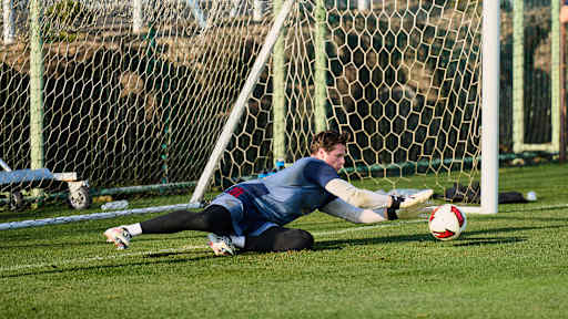 Jonas Urbig pariert einen Ball im Training des FC Bayern