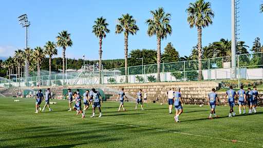 Spieler des FC Bayern laufen sich im Training auf Jeju warm