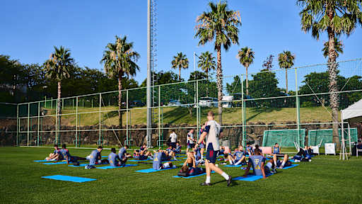 Spieler des FC Bayern dehnen sich beim Training in Jeju