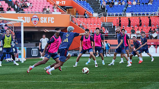 Spielform im öffentlichen Training des FC Bayern im Jeju World Cup Stadium