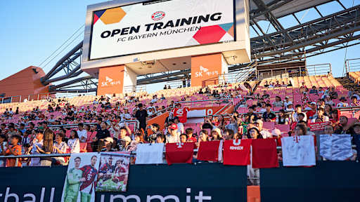 Fans im öffentlichen Training des FC Bayern im Jeju World Cup Stadium
