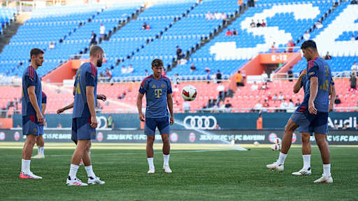 Spieler beim Einpassen im öffentlichen Training des FC Bayern im Jeju World Cup Stadium