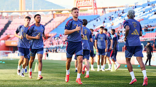 Joshua Kimich und Kollegen laufen sich warm im öffentlichen Training des FC Bayern im Jeju World Cup Stadium