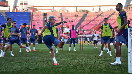 Luis Diaz spielt den Ball mit der Hacke im öffentlichen Training des FC Bayern im Jeju World Cup Stadium