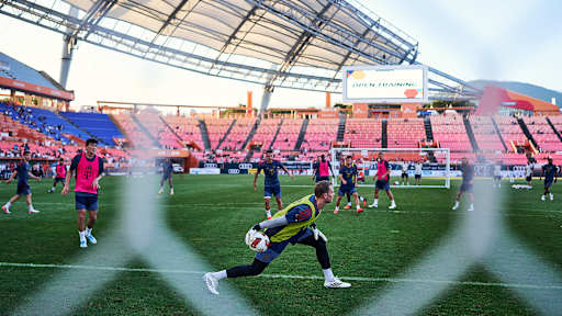 Manuel Neuer rollt den Ball ein im öffentlichen Training des FC Bayern im Jeju World Cup Stadium