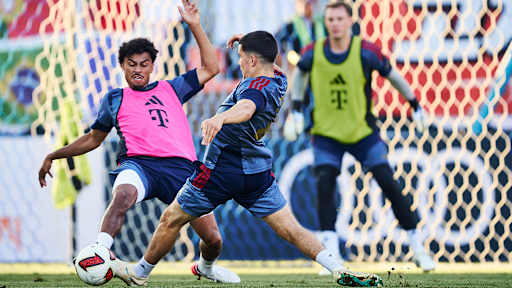 Nathaniel Brown im Zweikampf mit Felipe Chavez im öffentlichen Training des FC Bayern im Jeju World Cup Stadium