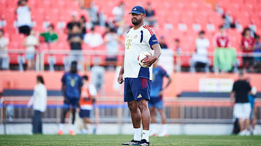 Vincent Kompany mit Ball unter dem Arm im öffentlichen Training des FC Bayern im Jeju World Cup Stadium