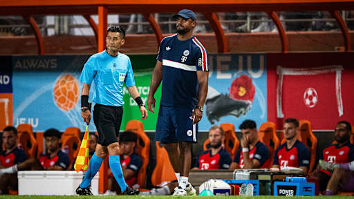 Vincent Kompany an der Seitenlinie im Audi Football Summit des FC Bayern bei Jeju SK