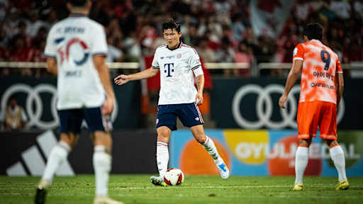 Minjae Kim am Ball im Audi Football Summit des FC Bayern bei Jeju SK