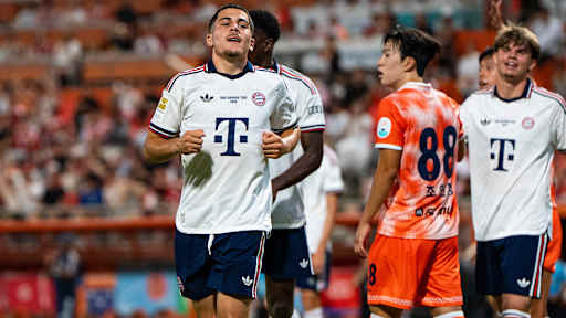 Felipe Chavez jubelt nach dem 1:0 im Audi Football Summit des FC Bayern bei Jeju SK