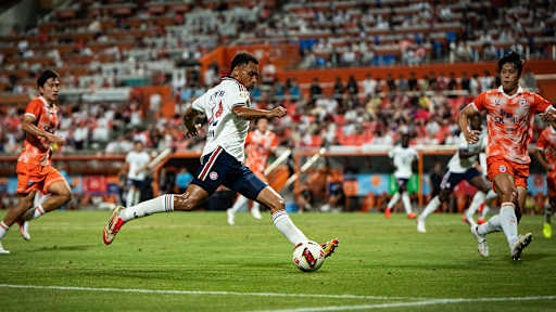 Vincent Manuba flankt den Ball in den Strafraum m Audi Football Summit des FC Bayern bei Jeju SK