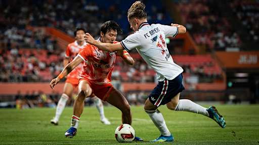 Tim Binder am Ball im Audi Football Summit des FC Bayern bei Jeju SK