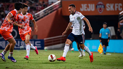 Arijon Ibrahimovic am Ball im Audi Football Summit des FC Bayern bei Jeju SK