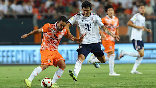 Minjae Kim im Kampf um den Ball im Audi Football Summit des FC Bayern bei Jeju SK